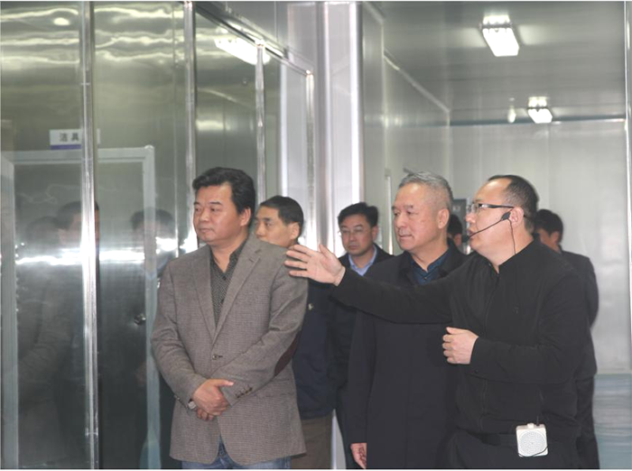 1安徽省財(cái)政廳農(nóng)業(yè)農(nóng)村處處長陳維光(左一）參觀車間.png