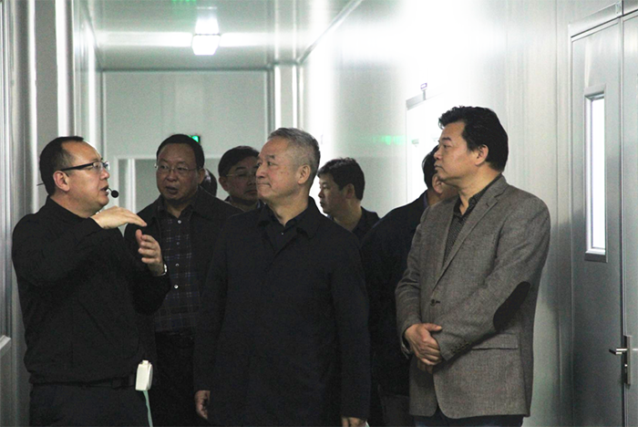 2金寨基地副總房美春給各位領(lǐng)導(dǎo)認(rèn)真講解.png