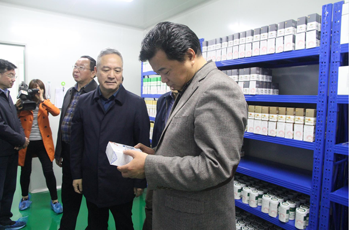 7陳維光處長對錦華品牌食用菌細(xì)細(xì)打量.png