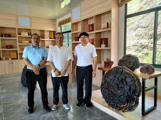 15，蘇總在種植基地展廳合影.jpg