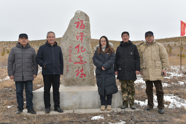 左起：蘇人牧場副總?cè)卫?、錦華集團(tuán)總經(jīng)理蘇振泉、央視總臺(tái)記者張夏南、蘇人牧場總經(jīng)理鄭國山、王世英內(nèi)蒙古廣播電視臺(tái)原副臺(tái)長.JPG