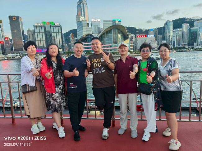 28蘇導(dǎo)與代理商在維多利亞郵輪上（1）.jpg